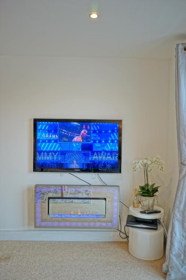 Soak Up The Light At A Soothing, Stylish Apartment In Swansea Marina Exterior foto