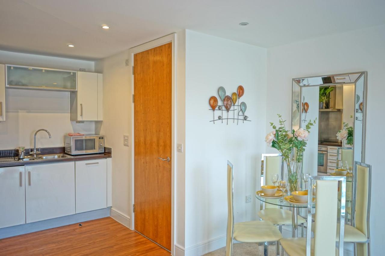 Soak Up The Light At A Soothing, Stylish Apartment In Swansea Marina Exterior foto